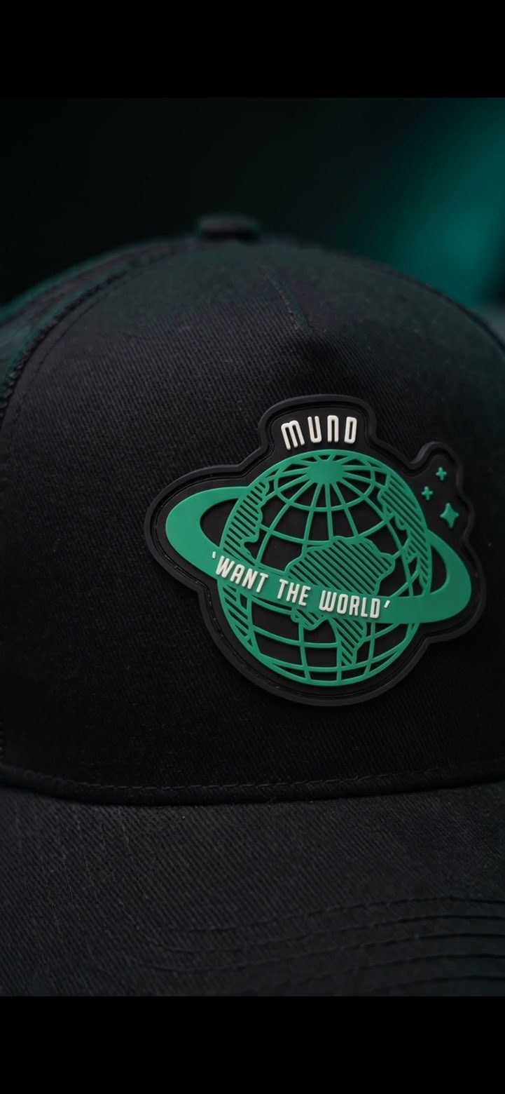 Close-up of the MUND cap globe badge